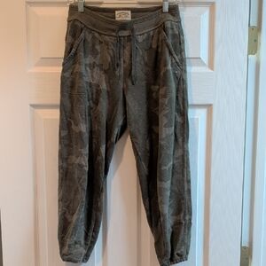 Prana Cropped Camo Capri Joggers